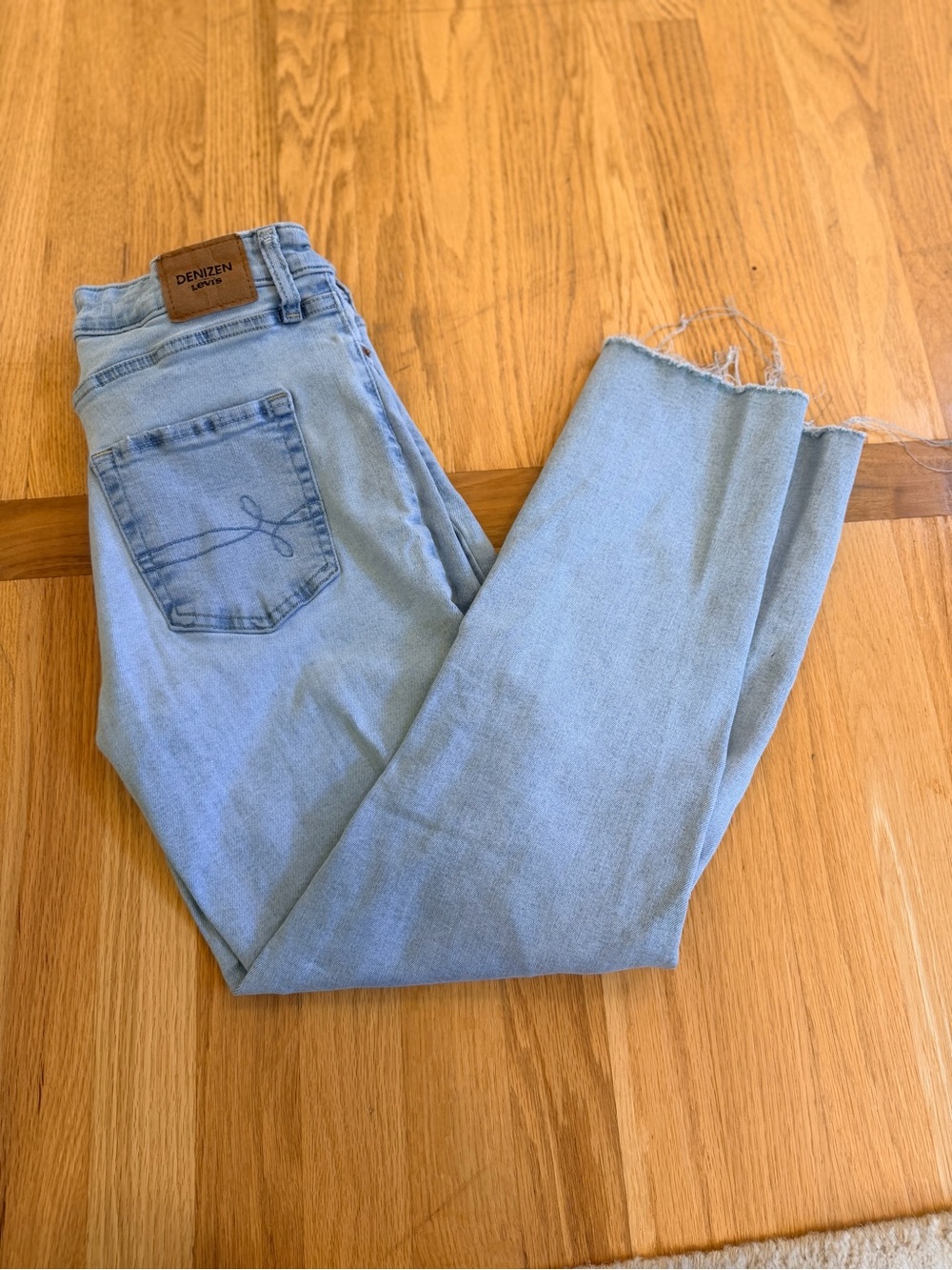 Ladies Size 6 "Levi's Denizen Mid-Rise Boyfriend Light Blue Skinny Jeans Raw Hem